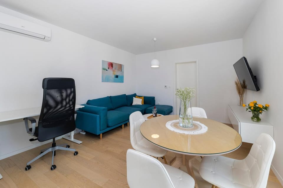 Communal lounge/ TV room, TV and multimedia, Living room, Seating area, Dining area, air conditioner