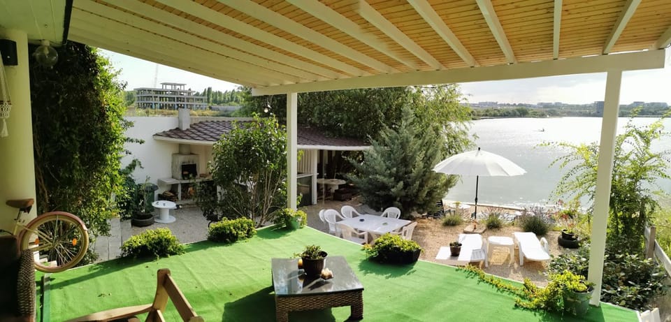 Day, Seating area