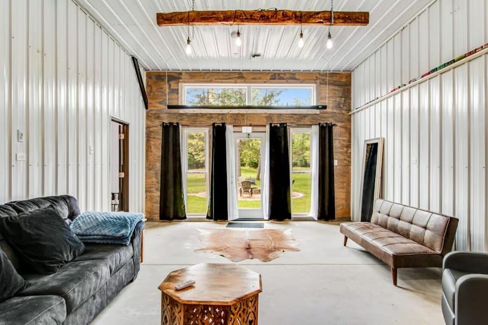 Moe's Vineyard - Barndominium House in Wisconsin