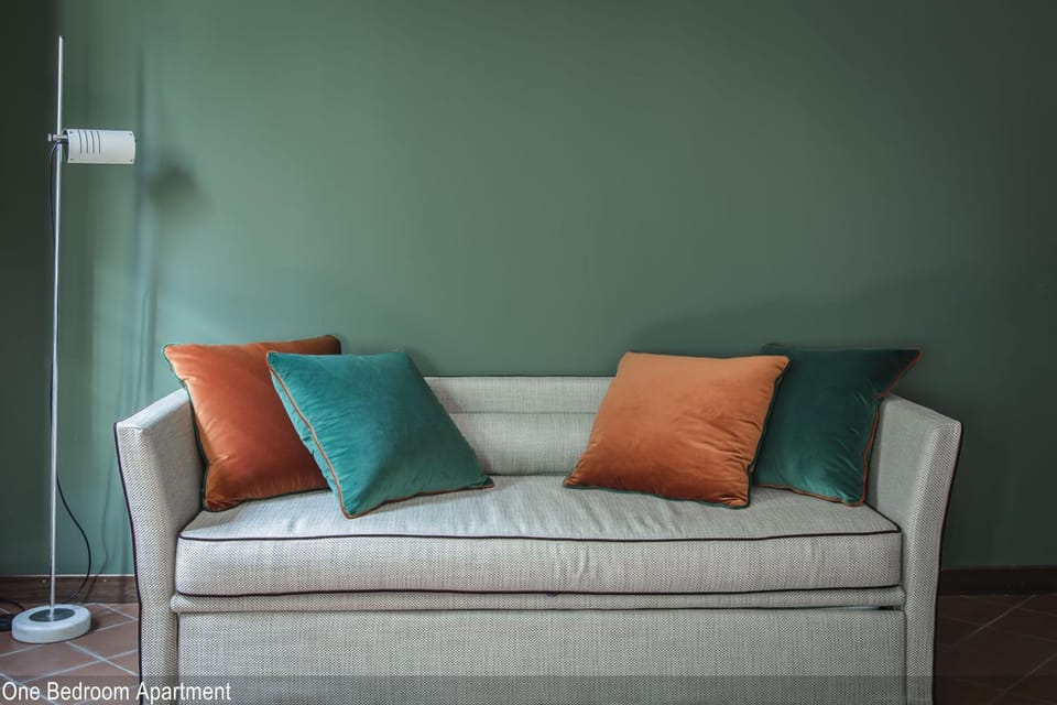 Bed, Living room, Photo of the whole room, Seating area, Bedroom
