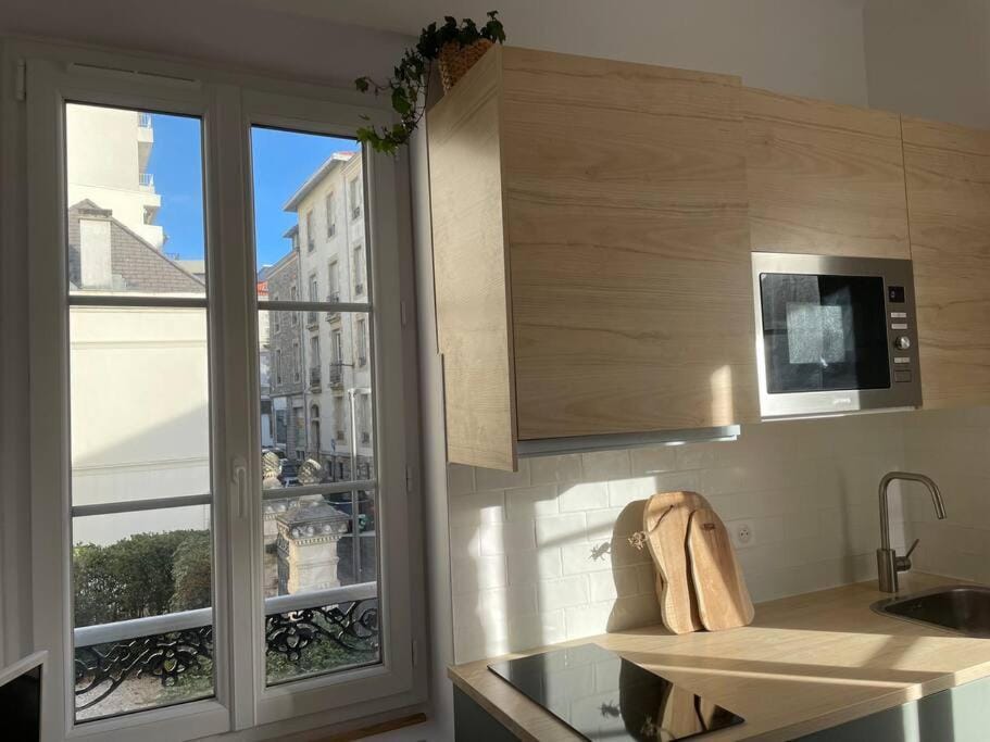 Kitchen or kitchenette, Dining area, minibar