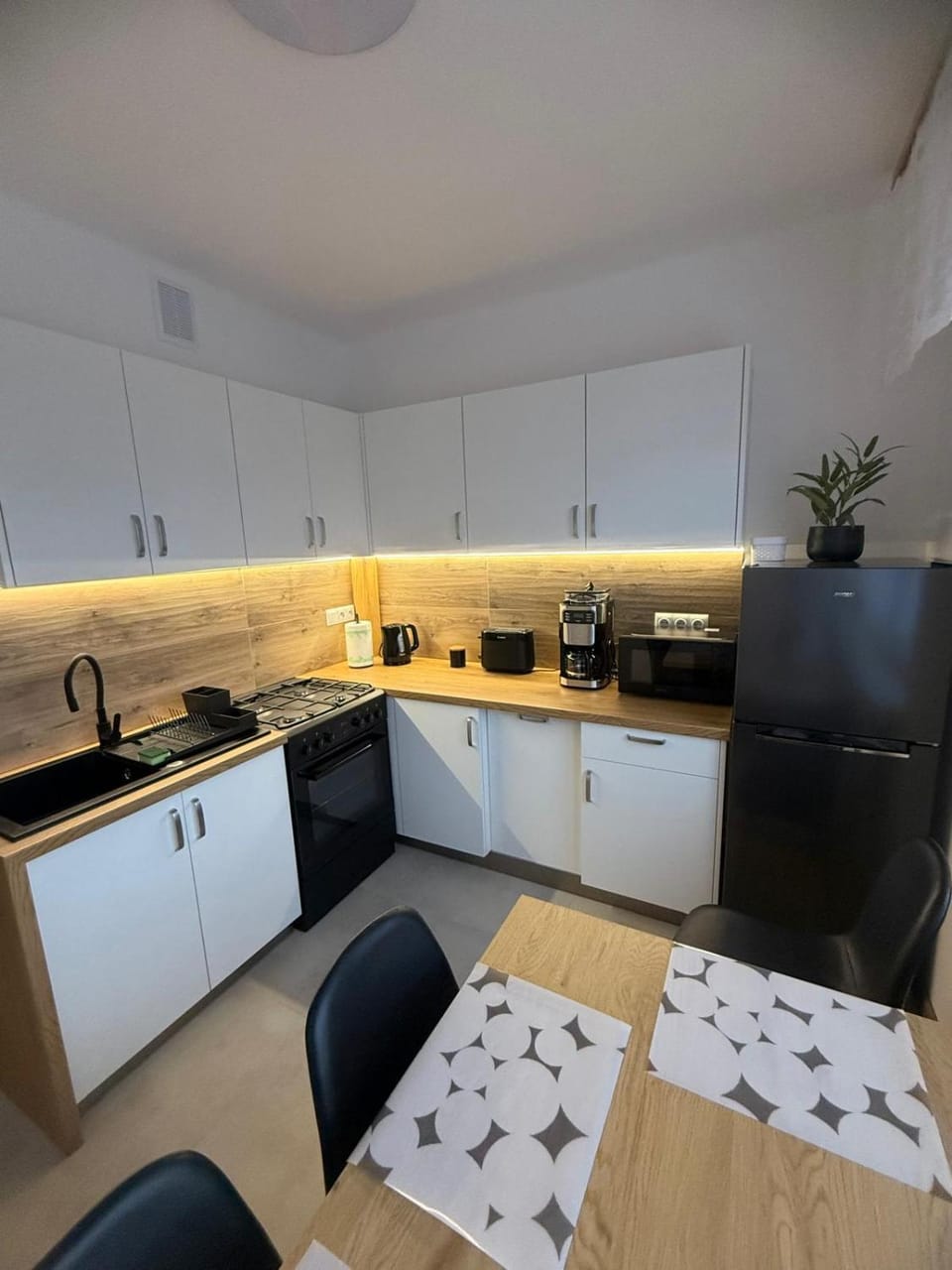 Coffee/tea facilities, Kitchen or kitchenette, Dining area, dishwasher, oven, pet friendly, stove, toaster