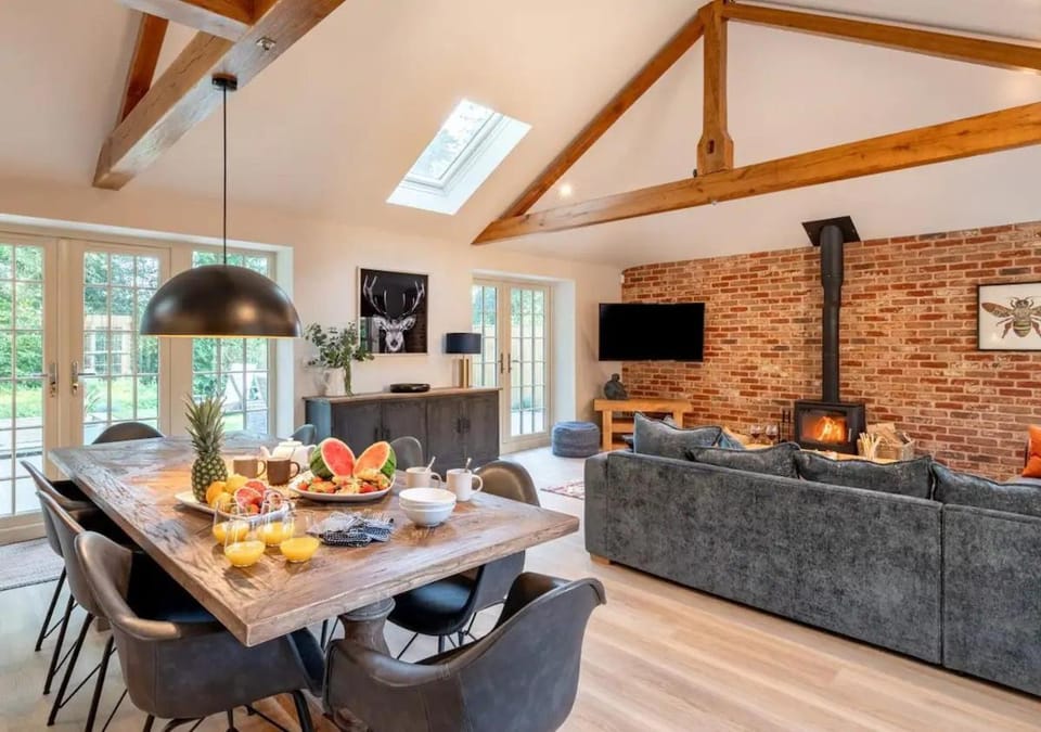 Stunning Barn with hot tub in the heart of Holt House in Holt
