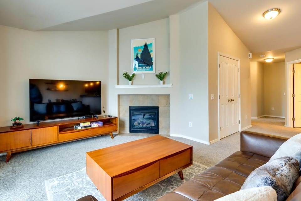 Alaska Retreat w/ Balcony, Near Earthquake Park! House in Abbott Loop