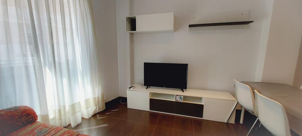 Communal lounge/ TV room, TV and multimedia, Living room, Seating area, air conditioner