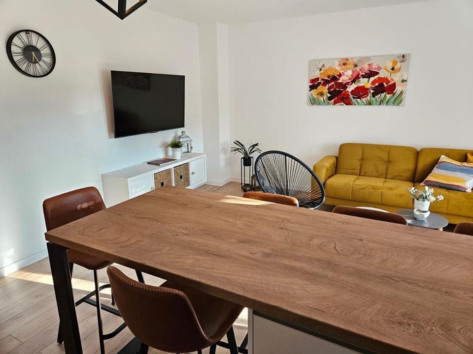 Communal lounge/ TV room, TV and multimedia, Seating area, Dining area