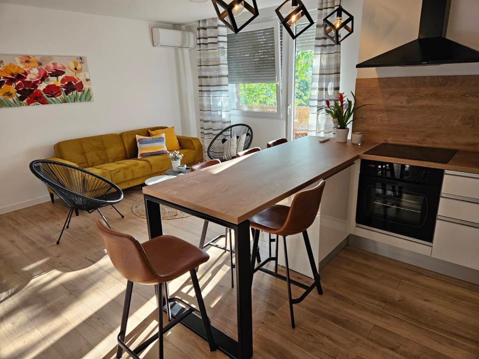 Kitchen or kitchenette, Living room, Seating area