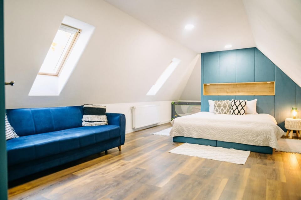 Photo of the whole room, Seating area, Bedroom