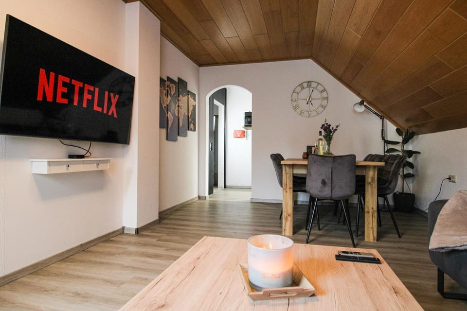 TV and multimedia, Living room, Dining area, Food