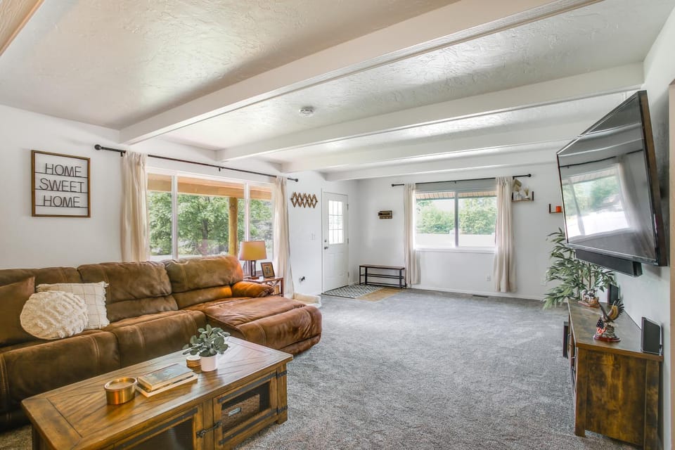 Spirit Lake Home with Fenced Yard 1 Mi to Water! House in Spirit Lake