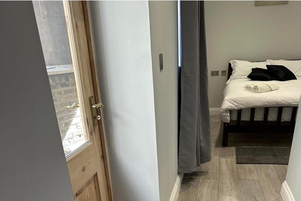 1-Bed - Sleeps 2 - Acton Park & Stn Close Apartment in London Borough of Ealing