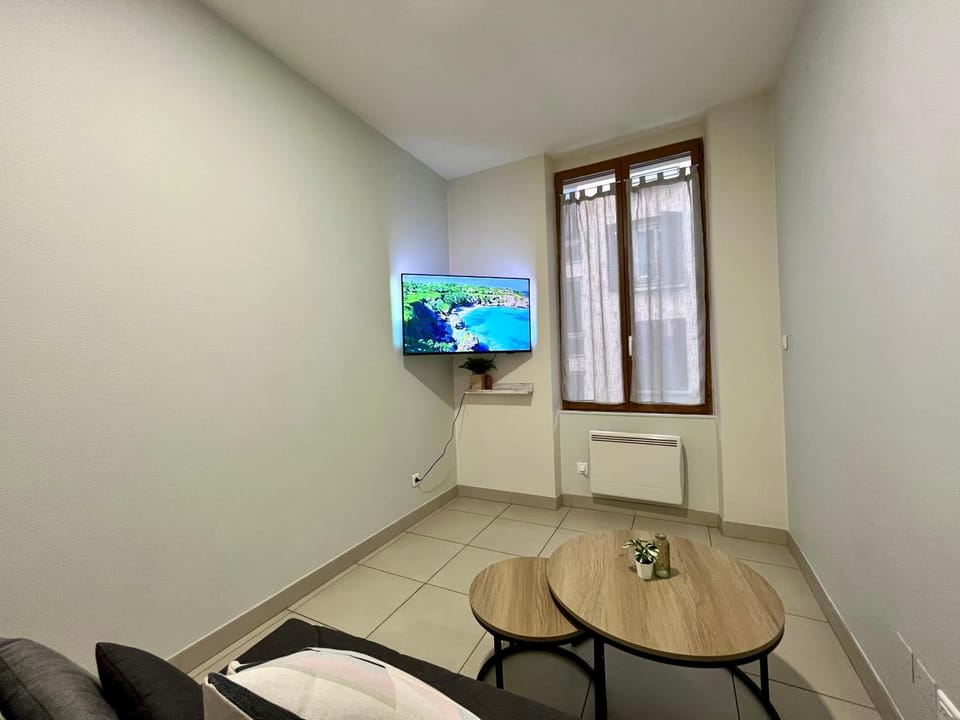 Bed, TV and multimedia, Living room, heating