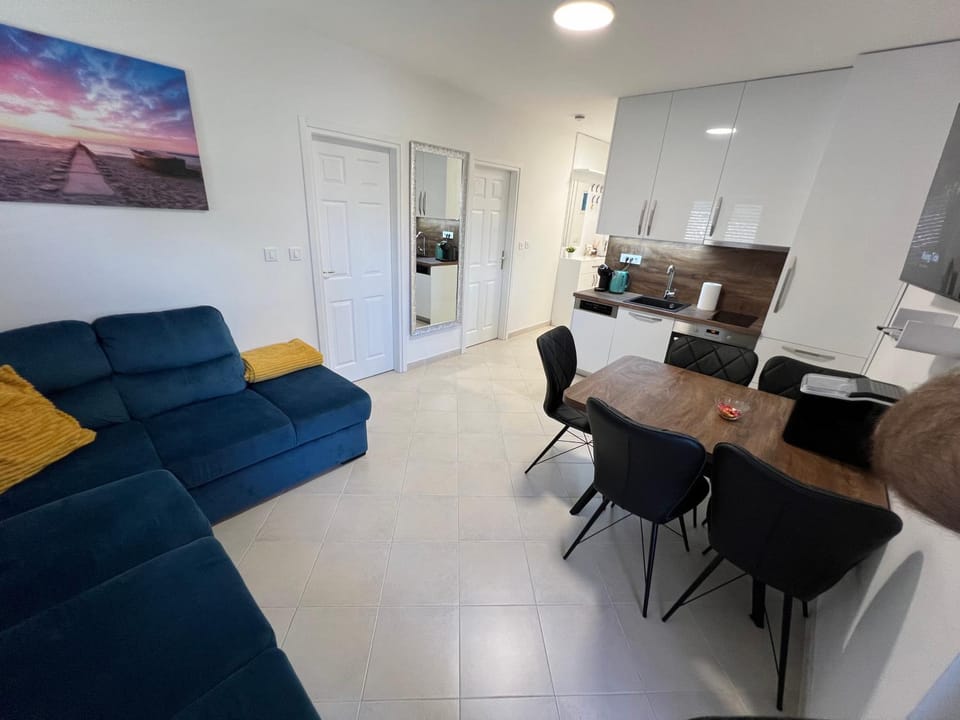 Kitchen or kitchenette, Living room, Seating area, Dining area