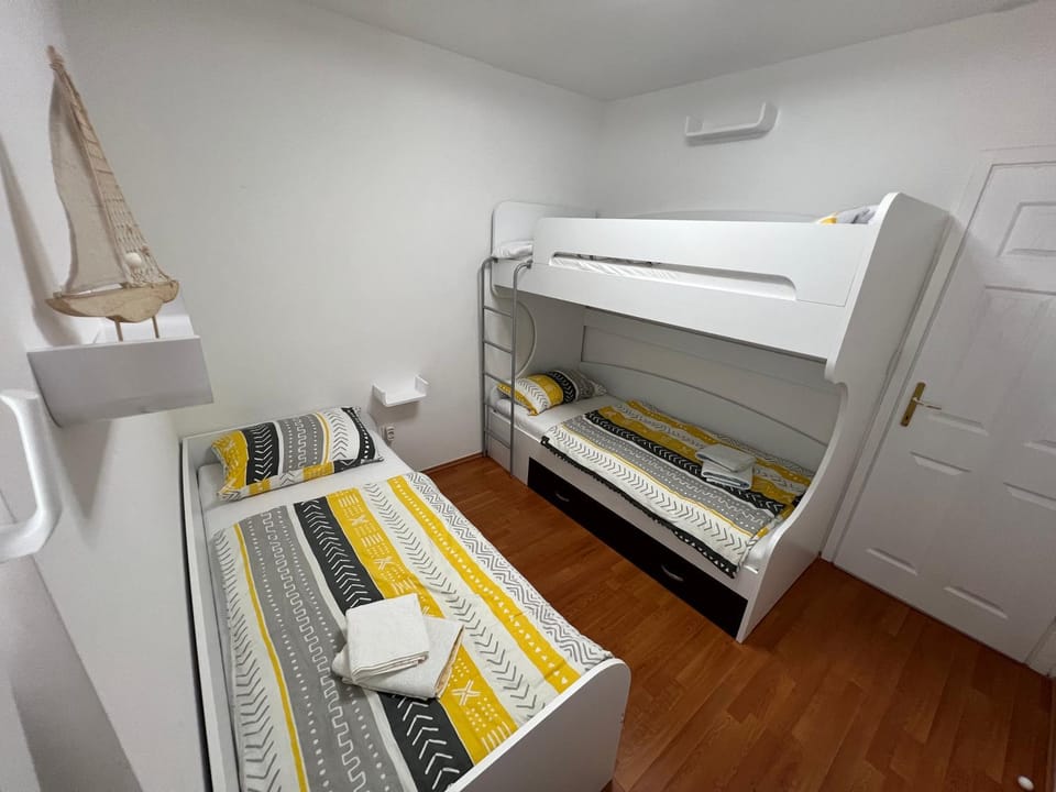 Bed, Photo of the whole room, Bedroom, bunk bed, towels