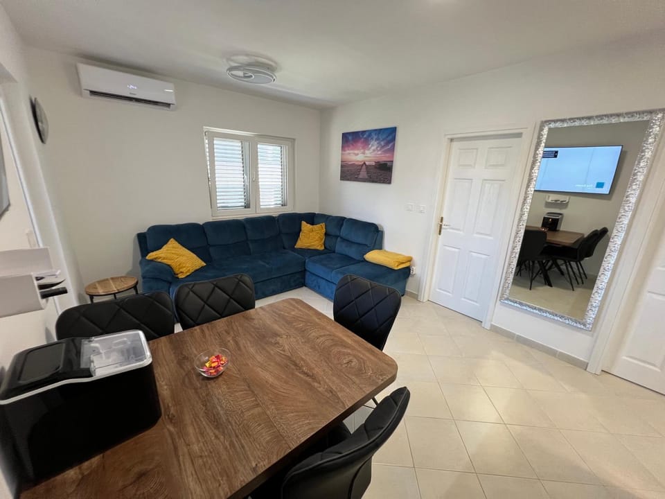 TV and multimedia, Living room, Seating area, Dining area, air conditioner