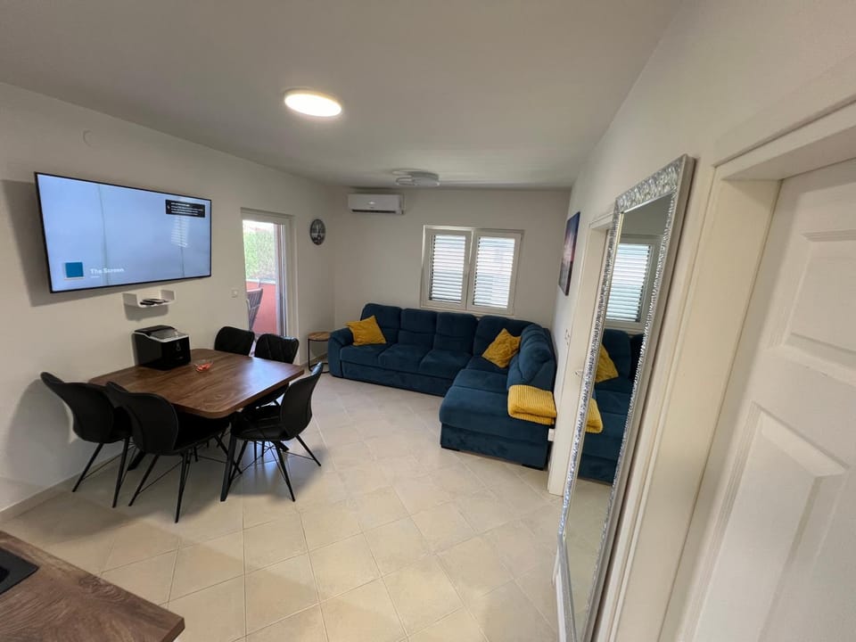 TV and multimedia, Living room, Seating area, Dining area