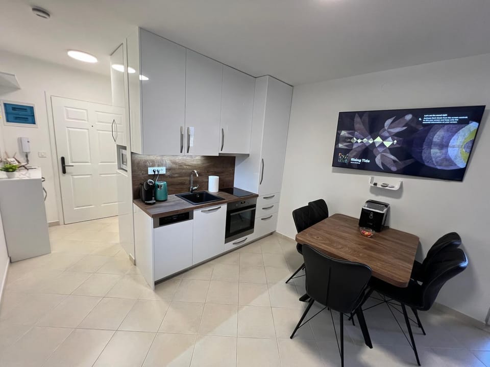 TV and multimedia, Kitchen or kitchenette, Living room, Seating area, Dining area, dishwasher, minibar, oven, stove, toaster