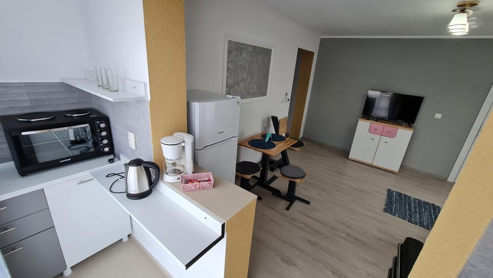 TV and multimedia, Coffee/tea facilities, Kitchen or kitchenette, Dining area, pet friendly, stove