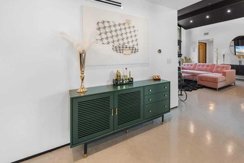 Photo of the whole room, hair dresser, air conditioner