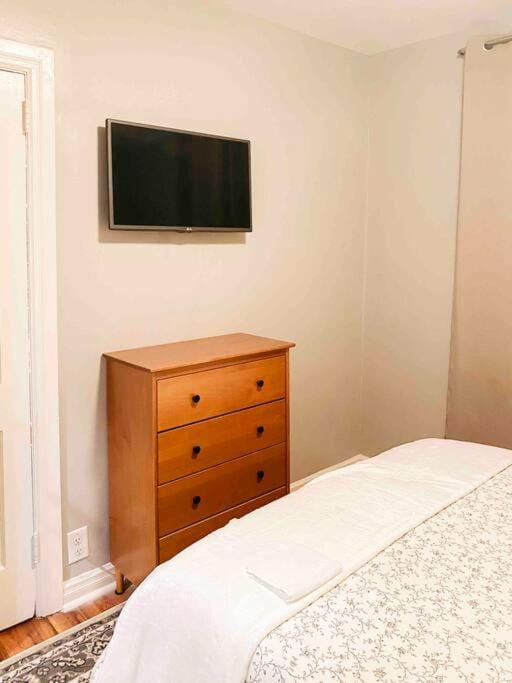 Charming Farmhouse Retreat near Downtown & University Modern Amenities, Fireplace & Porch! Apartment in Vestavia Hills