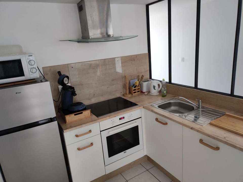 Coffee/tea facilities, Kitchen or kitchenette, oven, stove, toaster