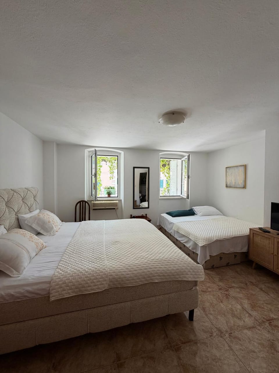 Bed, TV and multimedia, Photo of the whole room, Bedroom