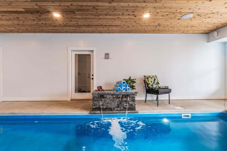Swimming pool, towels