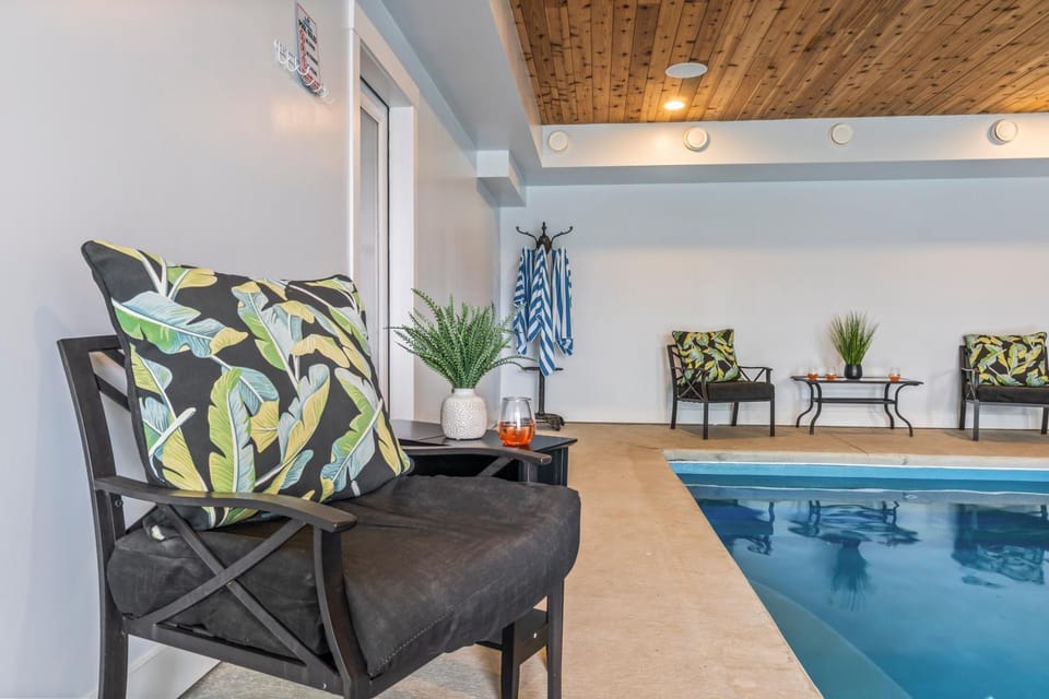 Swimming pool, towels