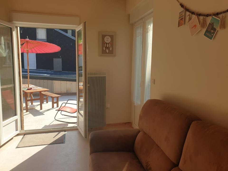Patio, Living room, Seating area, Dining area