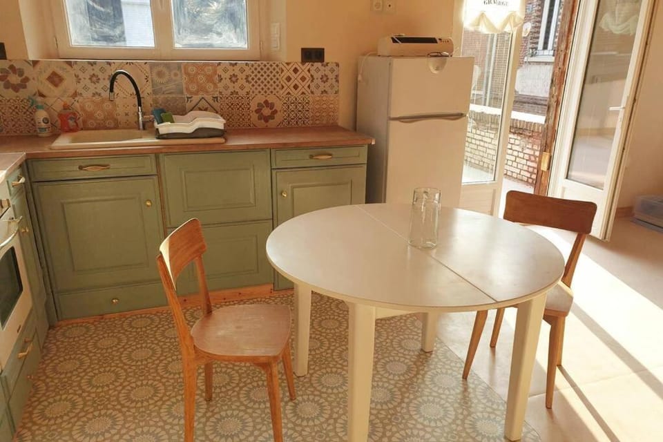 Kitchen or kitchenette, Dining area, minibar, pet friendly, stove
