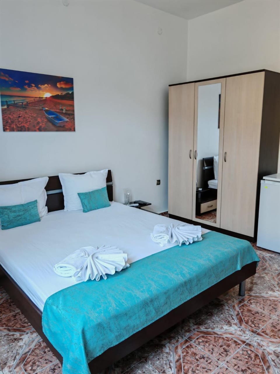 Photo of the whole room, Bedroom, towels, wardrobe