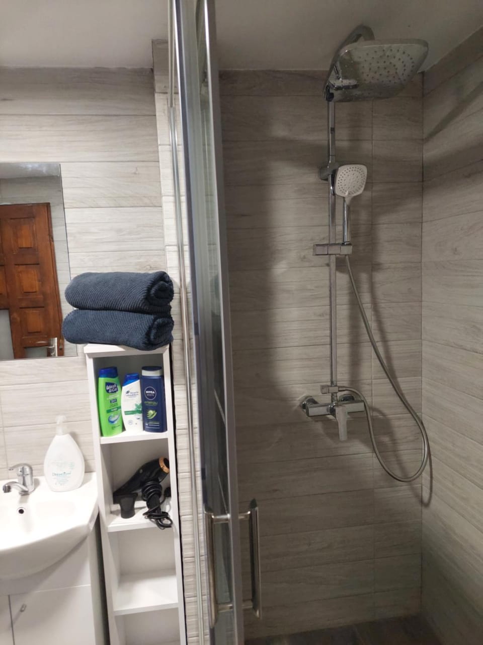 Shower, Bathroom, towels