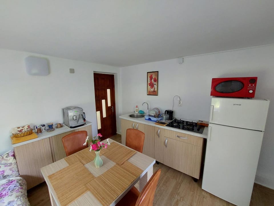 Coffee/tea facilities, Kitchen or kitchenette, Communal kitchen, kitchen