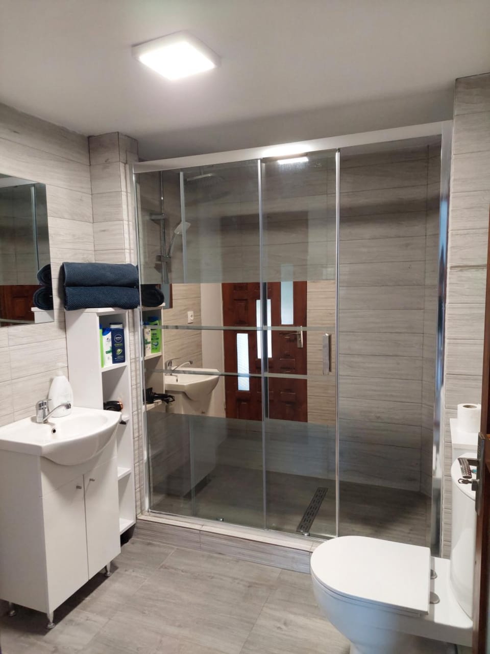 Shower, Bathroom, towels