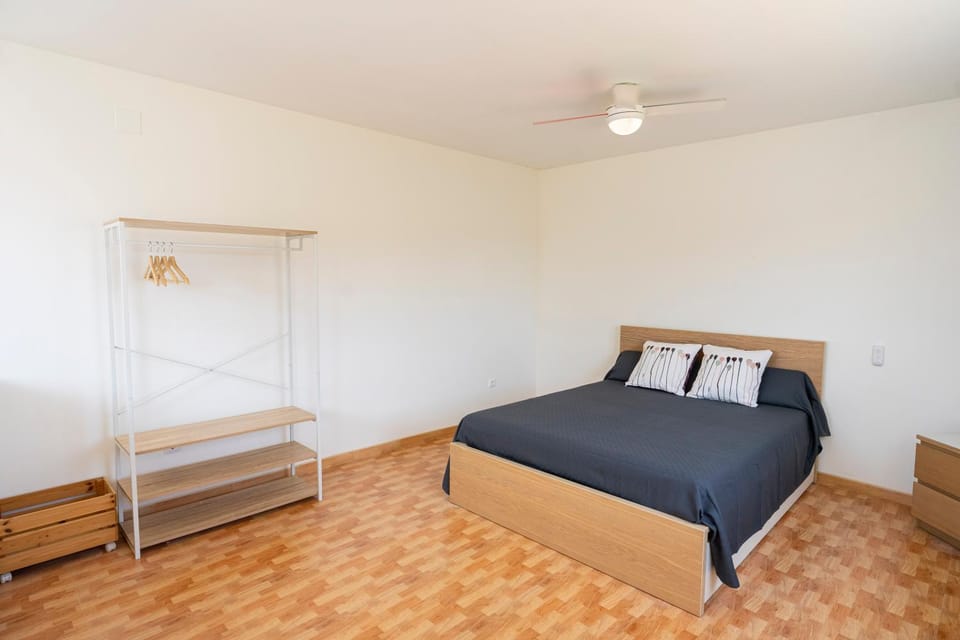Bed, Photo of the whole room, Bedroom, fireplace