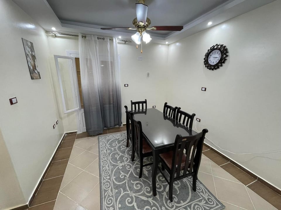 Living room, Seating area, Dining area, fireplace