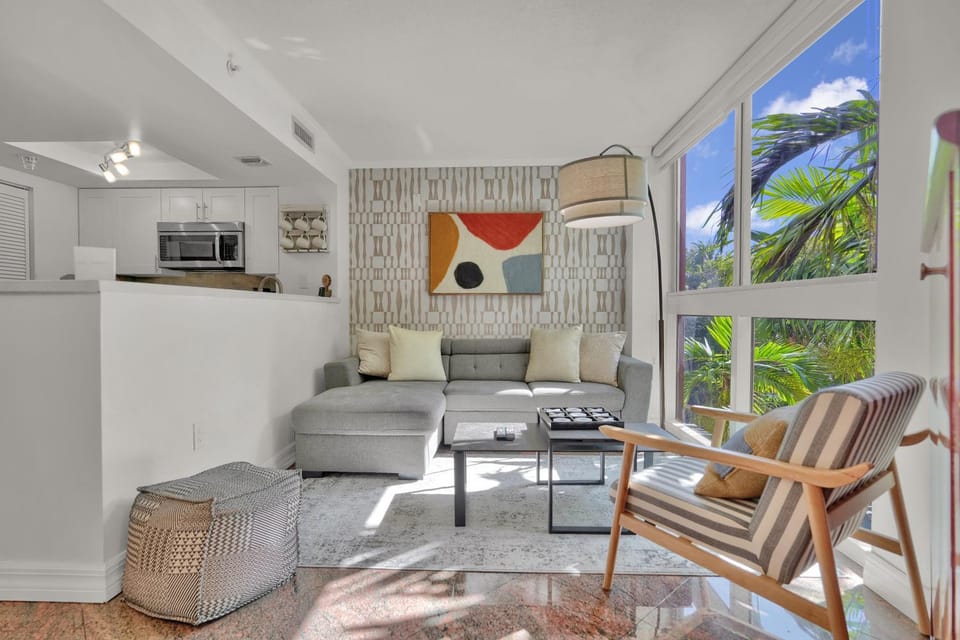 Treetop Retreat! Cozy 2 Bedroom In Heart Of Grove Apartment in Coconut Grove