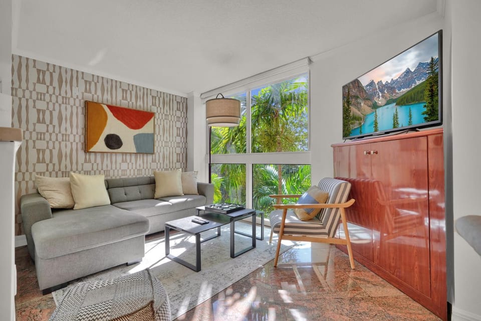 Treetop Retreat! Cozy 2 Bedroom In Heart Of Grove Apartment in Coconut Grove