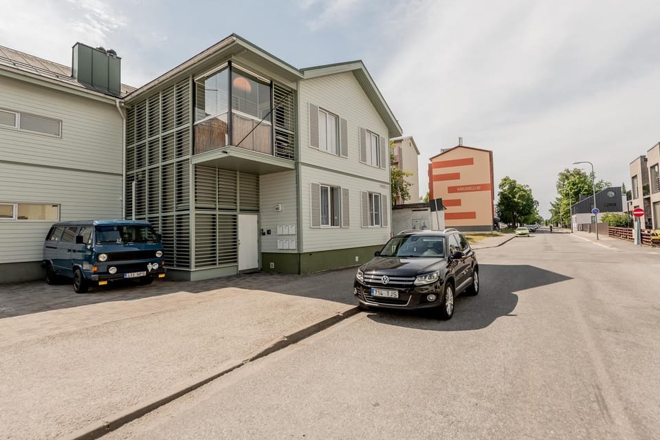 Property building, Day, Neighbourhood, Street view, Location, Parking