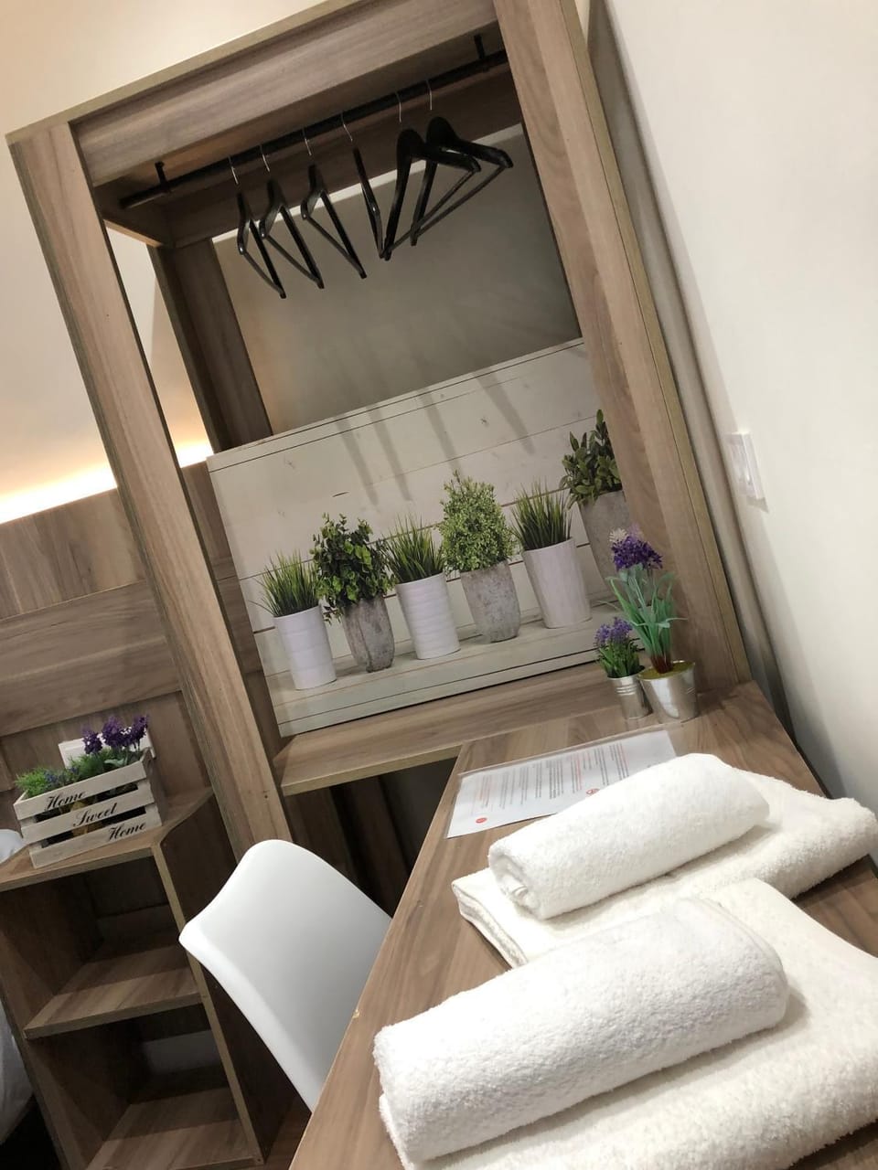 Seating area, Bedroom, towels