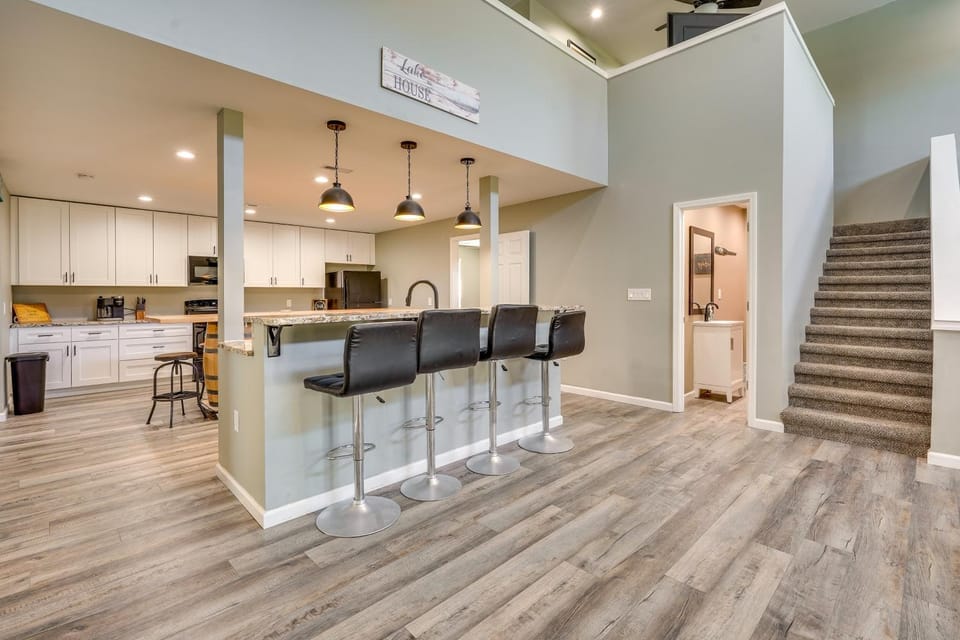 Waterfront Buckeye Lake Vacation Rental with Hot Tub House in Ohio