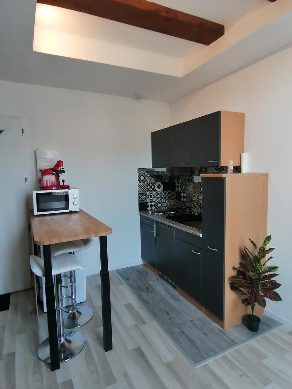 Kitchen or kitchenette, minibar, stove
