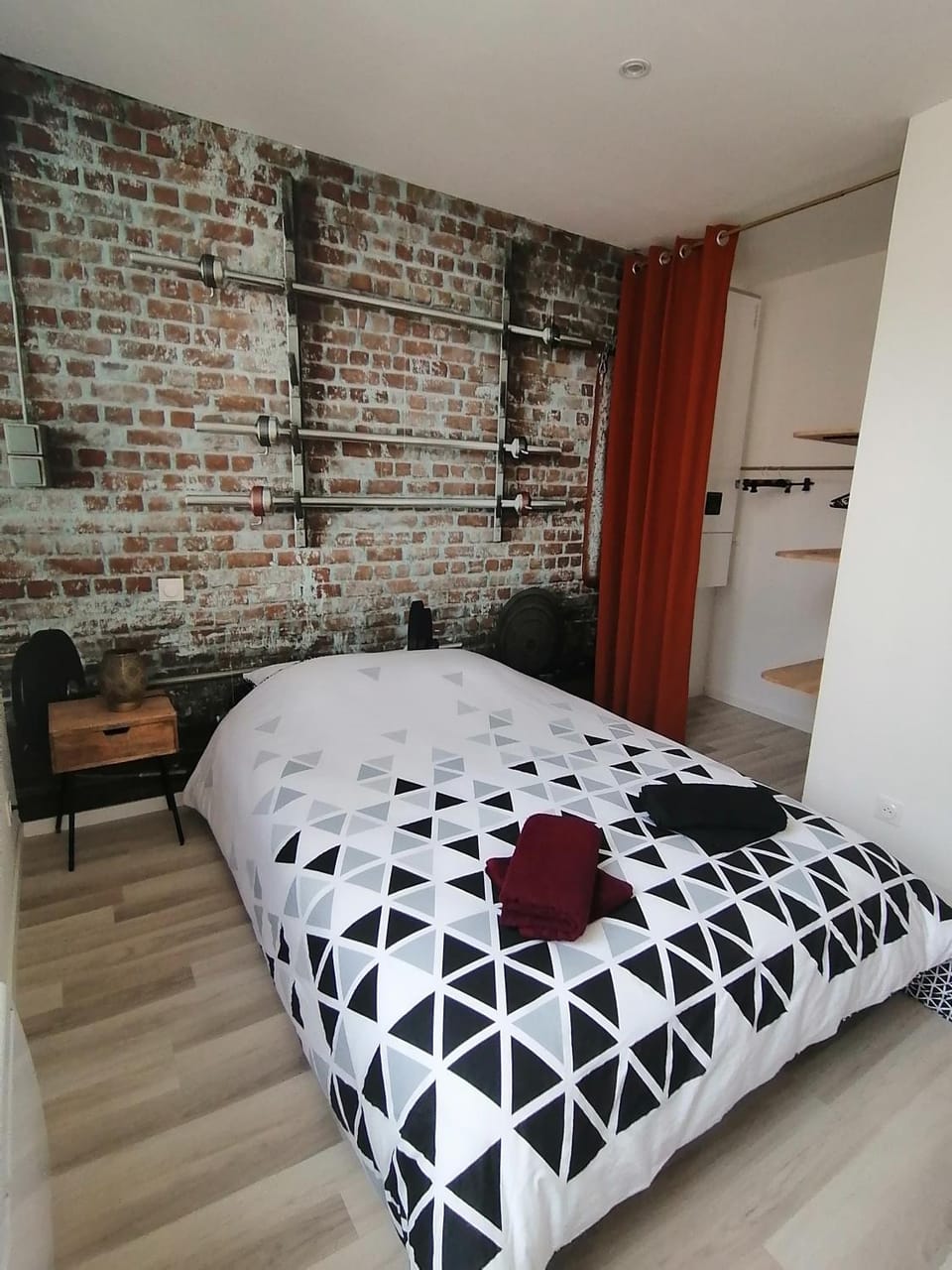 Bed, Photo of the whole room, towels