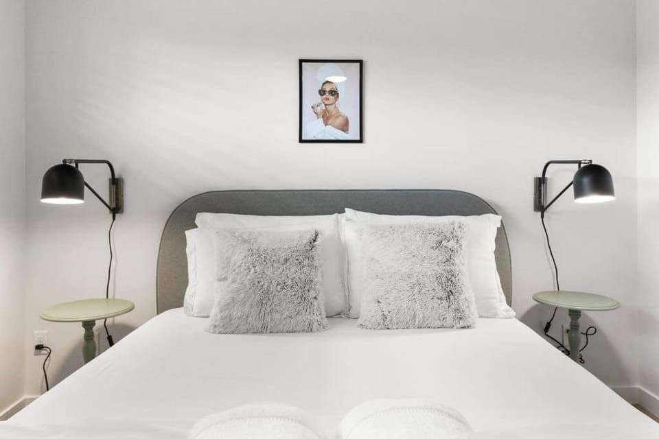 Contemporary Condo in Central Biltmore Apartment in Phoenix