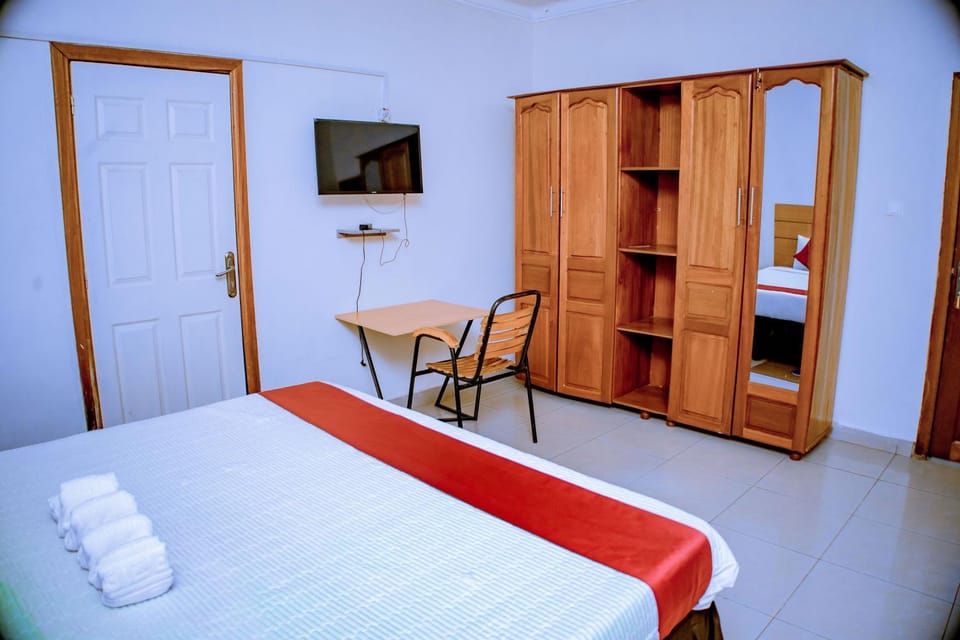 Bed, TV and multimedia, Photo of the whole room, Bedroom, towels, wardrobe