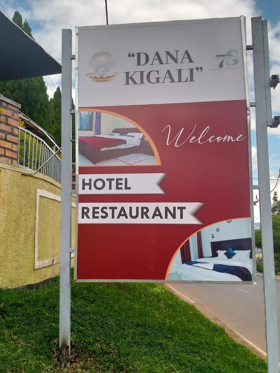 Property building, Restaurant/places to eat, Property logo or sign, Food and drinks, Street view, Breakfast