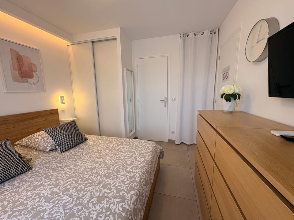 Bed, TV and multimedia, Photo of the whole room, Bedroom, wardrobe