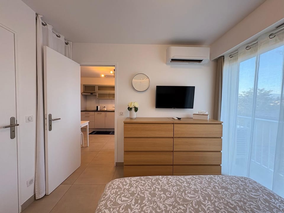 Bed, TV and multimedia, Bedroom, air conditioner