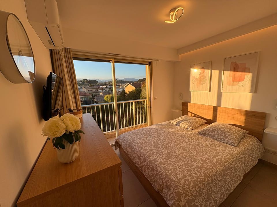 Bed, Natural landscape, View (from property/room), Photo of the whole room, Bedroom, Mountain view