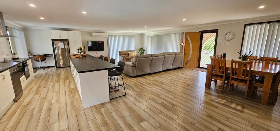 TV and multimedia, Kitchen or kitchenette, Living room, Seating area, Dining area, Evening entertainment